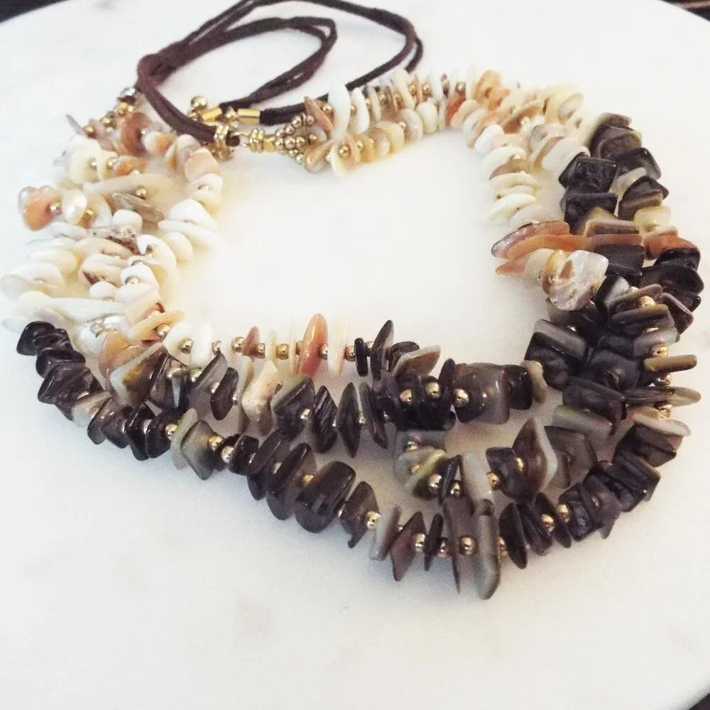 GRADIENT WHITE TO BLACK SEASHELL PIECES 3 STRAND W/ GOLDEN BEADS NECKLACE E - Picture 1 of 4